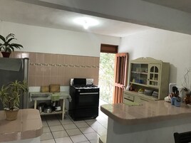 Casa tradicional, 3 habitaciones, terraza | Cocina privada | Frigorífico, placa de cocina y máquina de café espresso