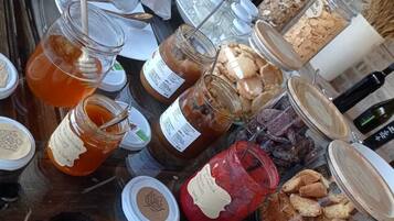 Tägliches inbegriffenes kontinentales Frühstück