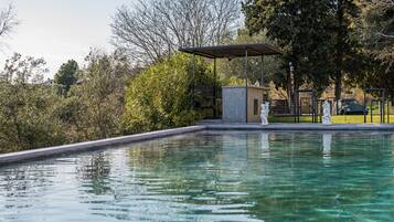 Außenpool, geöffnet von 09:00 Uhr bis 22:00 Uhr, Liegestühle