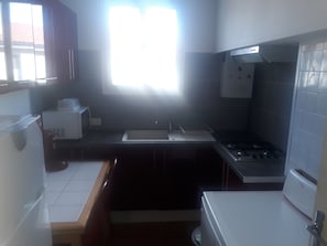 Full-sized fridge, microwave, oven, stovetop