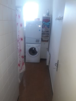 Shower, free toiletries, towels