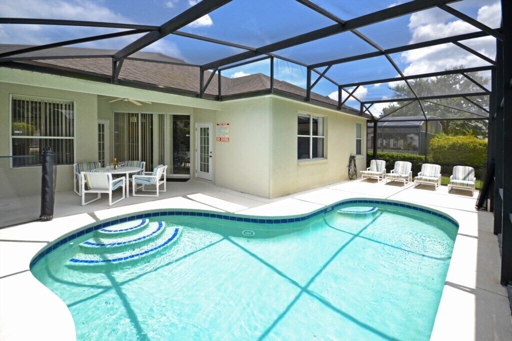 Spacious pool home in gated community of Calabay Parc at Tower Lakes
