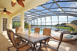 Outdoor dining - Stunning 7 bed villa with theater room over looking lake. Private pool and spa (Kissimmee)