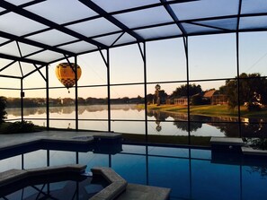 A heated pool - Stunning 7 bed villa with theater room over looking lake. Private pool and spa (Kissimmee)
