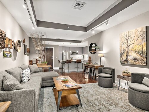 Downtown Condo with Stunning Mountain Views