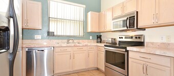 NUEVA LISTA - Hermosa villa dentro de la popular comunidad de golf Highlands Reserve