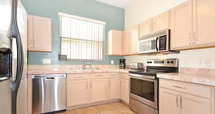 Private villa within popular golfing community Highlands Reserve