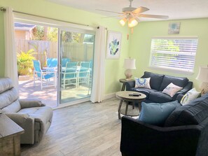 Een smart-tv, een open haard, een dvd-speler en speelgoed