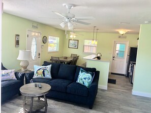 Een smart-tv, een open haard, een dvd-speler en speelgoed