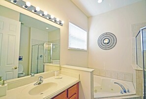 Hårføner og håndklær