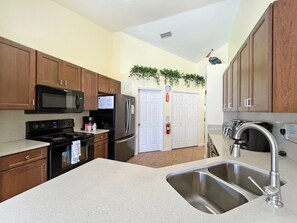 Frigorifero, microonde, forno, piano cottura