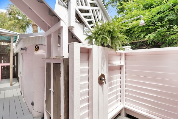 Property grounds - Beautiful 1st Floor Oasis - Just 160 Steps to the Beach! King Bed! Free Parking! (Tybee Island)