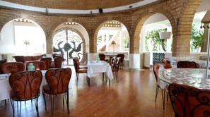 Breakfast, lunch, dinner served; local and international cuisine 