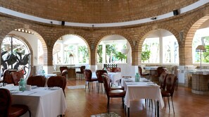 Se sirven desayunos, almuerzos y cenas; cocina local e internacional