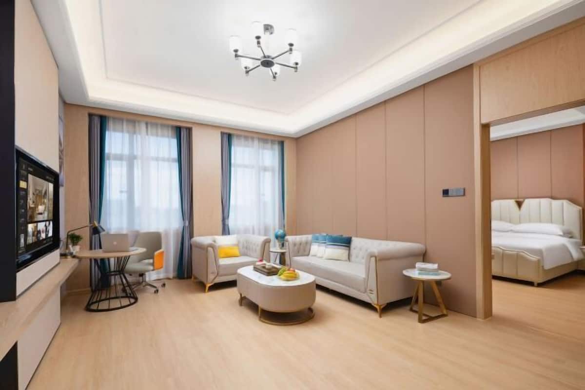 Un salon moderne avec un canapé, une table basse et un téléviseur.