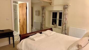 3 chambres, bureau, fer et planche Ă repasser, lit parapluie