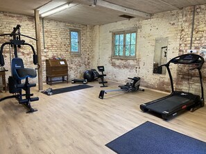 Fitness facility - Luxury  Cottage in exceptional private grounds with private gym, table tennis  (Newton St Cyres)