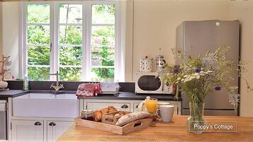 Jääkaappi, mikroaaltouuni, uuni, liesi