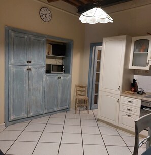 Micro-ondes, cafetière/bouilloire