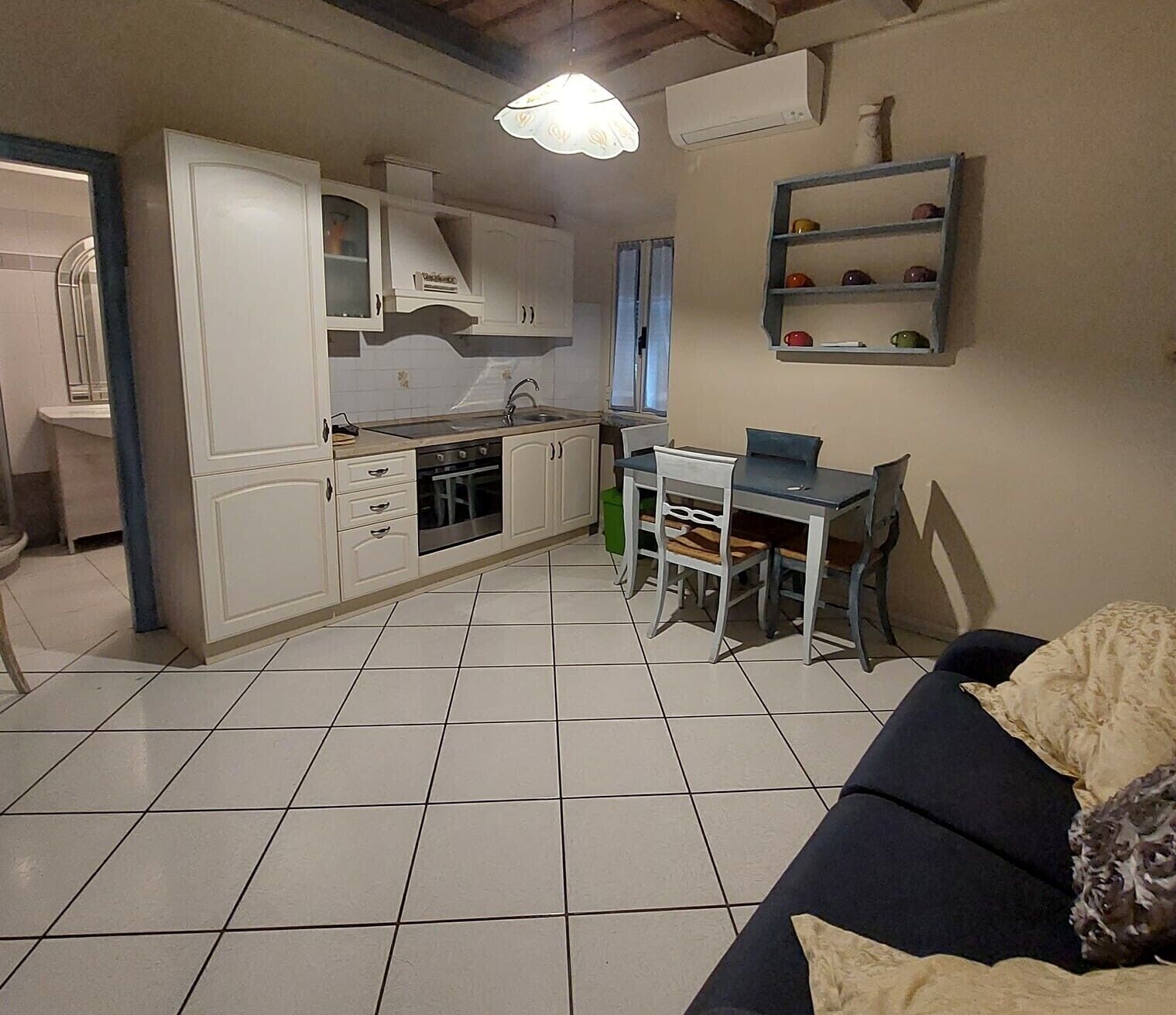 Mikrowelle, Wasserkocher mit Kaffee-/Teezubehör