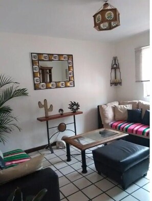 Interior - "Mi Casa como Tu Casa" / "My Home as Your Home" (Plaza Guadalupe)