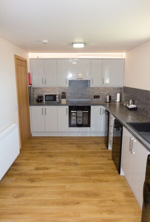 Een koelkast, een magnetron, een oven, een kookplaat