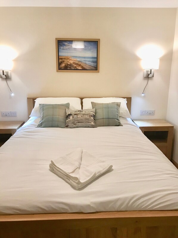 3 slaapkamers, een strijkplank/strijkijzer, wifi, beddengoed