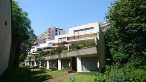 A modern apartment building with multiple balconies and a well-maintained garden area. - Sweet Home Paris 12ème in lush greenery. Well located (Paris)