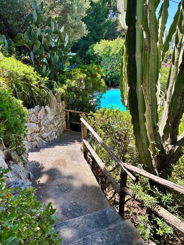 Villa mit spektakulärem Meerblick und Pool inmitten eines Gartens mit Meerblick