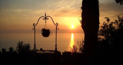 Cottage with swimming pool and spectacular sea views on Capri Island