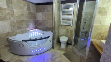 Ensemble douche/baignoire, baignoire à jets, sèche-cheveux