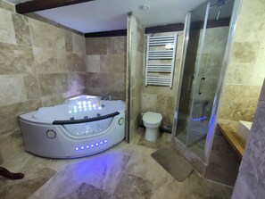 Duschwanne, Whirlpool, Haartrockner, Handtücher