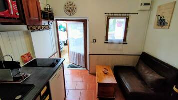 Een koelkast, een magnetron, een kookplaat, een vaatwasser