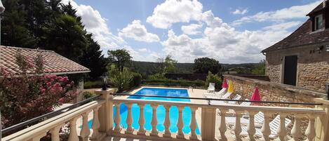 Una piscina al aire libre
