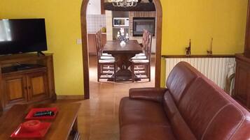 Télévision, lecteur de DVD, table de tennis de table, livres