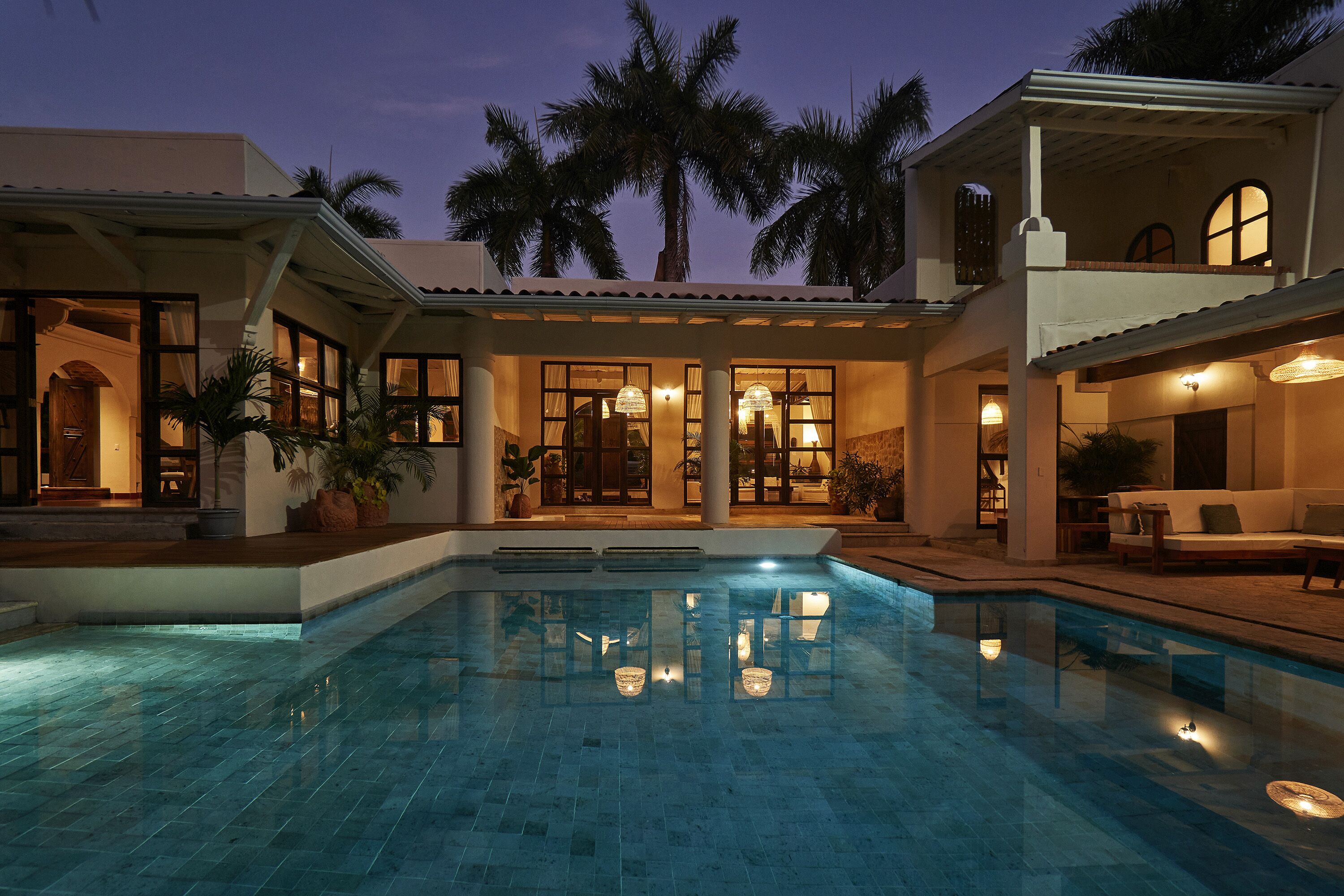 Piscina externa, guarda-sóis, espreguiçadeiras