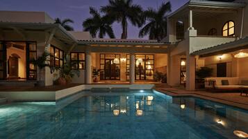 Piscina externa, guarda-sóis, espreguiçadeiras