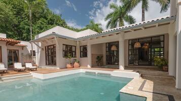 Piscina externa, guarda-sóis, espreguiçadeiras