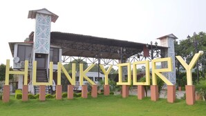 A building with a sign that reads "HUNKY DORY". - Hunky Dory Resort (Dhar Kalan)