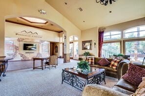 Smart TV, fireplace - Luxury Condo in the Heart of Catalina Foothills, EV Charge Station (Tucson)