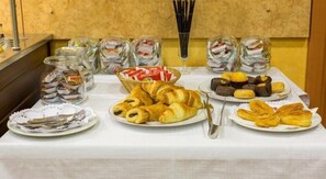 Daily continental breakfast (EUR 4 per person) - Hotel Real de Castilla (Tordesillas)