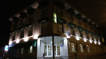 Fassade der Unterkunft – Abend/Nacht