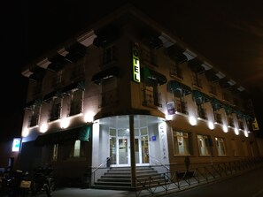 Front of property - evening/night - Hotel Real de Castilla (Tordesillas)