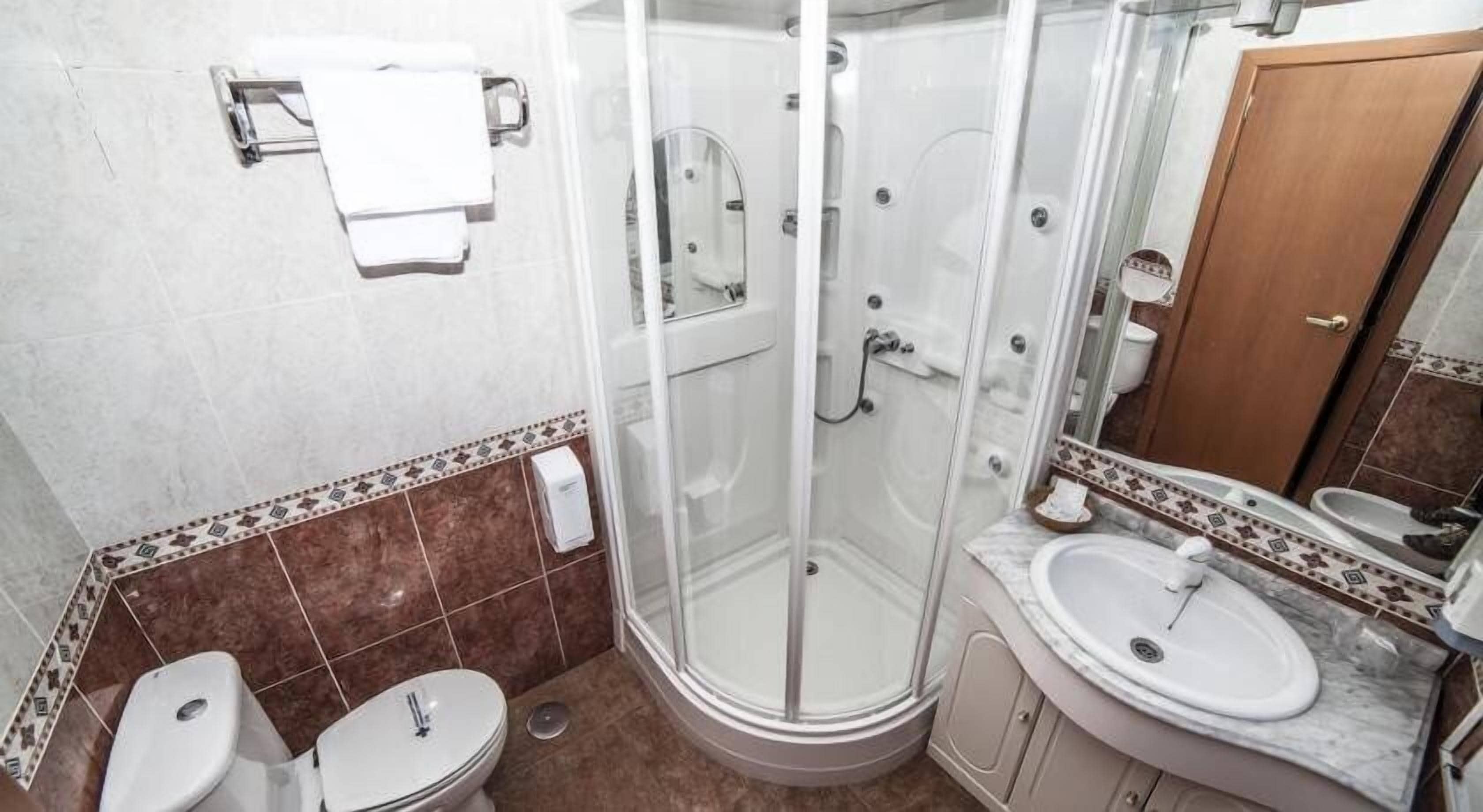 jetted bath, hydromassage showerhead, free toiletries, hair dryer