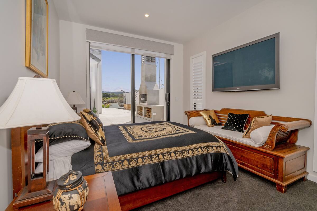Premium Room, 1 Queen Bed, Non Smoking, Canal View