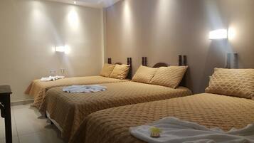 Kolmen hengen huone, useita sänkyjä, tupakointi kielletty | Työpöytä, silitysrauta/-lauta, ilmainen Wi-Fi, vuodevaatteet