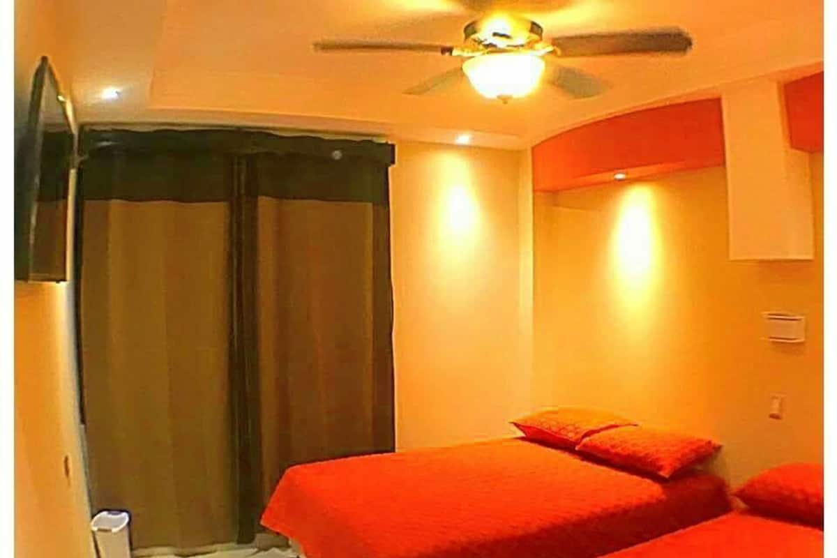 Habitación familiar, varias camas, no fumadores | Escritorio, tabla de planchar con plancha, wifi gratis y ropa de cama