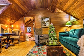 The LaHart Suite | Area soggiorno | TV LCD 26 pollici con canali satellitari, TV, Netflix