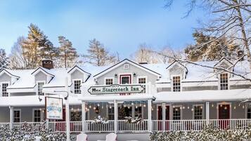 Overnatningsstedets facade – aften/nat