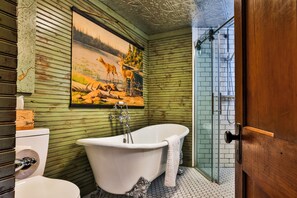 The Kate Smith Suite | Bathroom | Combined shower/bathtub, free toiletries, hair dryer, towels